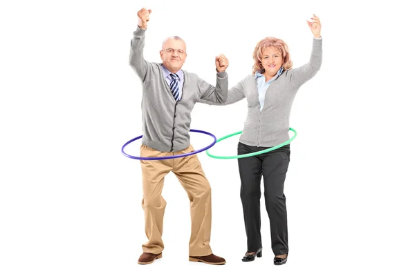 Uomo e donna con hula hoop — Foto Stock