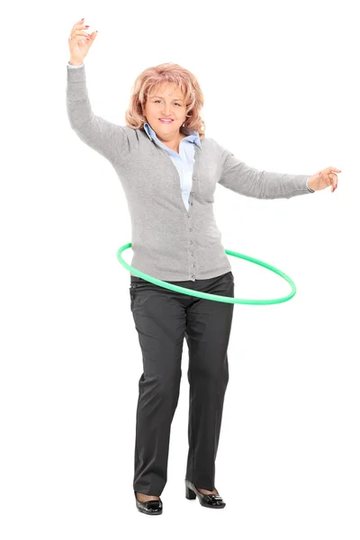 Mulher madura girando hula hoop — Fotografia de Stock