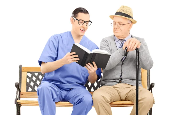 Leitura profissional médica para idosos — Fotografia de Stock