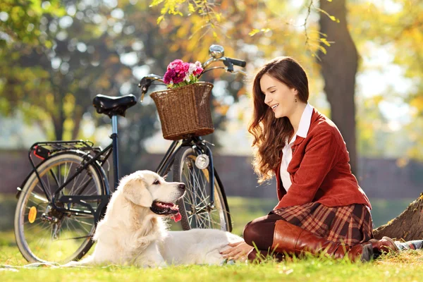 Mooi meisje met haar hond — Stockfoto