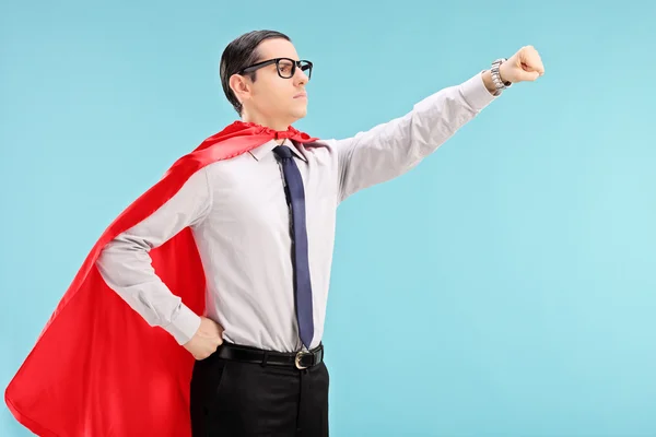 Гордый супергерой с сжатым кулаком — стоковое фото