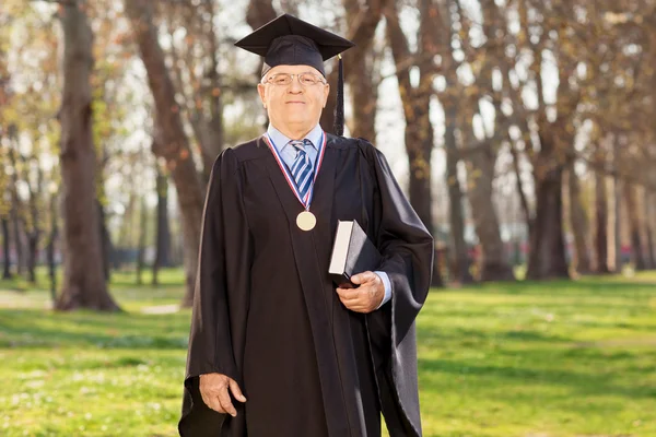 Doyen de l'université posant dans le parc — Photo