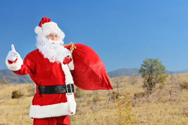 Santa anläggning påse med presenter — Stockfoto