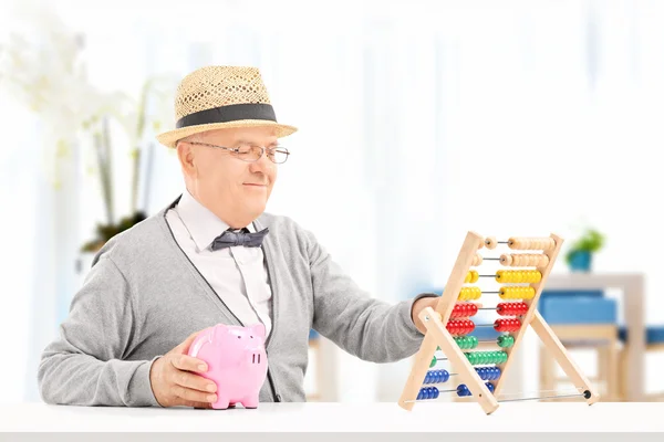 Senior räknar abacus — Stockfoto