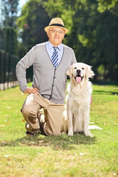 Starší pán se psem — Stock fotografie