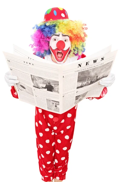 Clown sorpreso che legge un giornale — Foto Stock