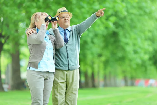 Woman with her husband in park — Stock Photo, Image