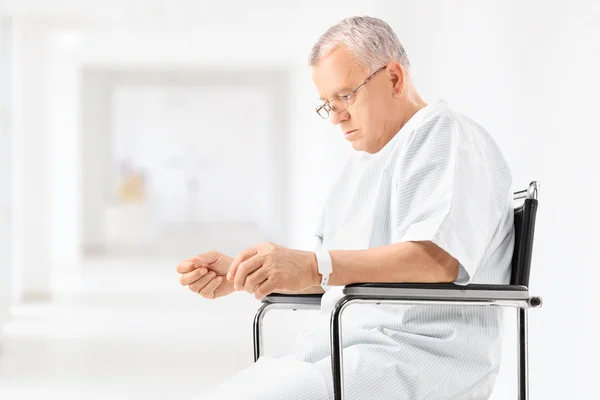 Pacient sedí v nemocniční chodbě — Stock fotografie