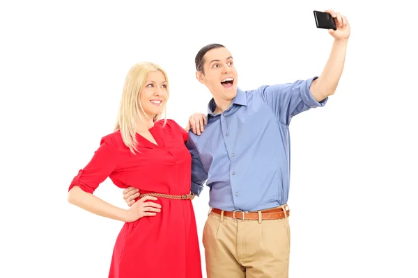 Homme et femme prenant selfie — Photo