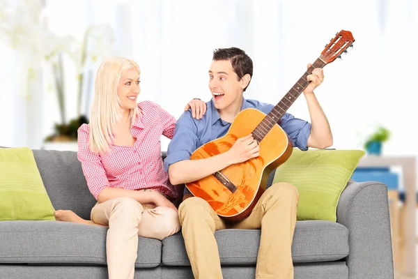 Чоловік грає на гітарі для своєї дівчини — стокове фото