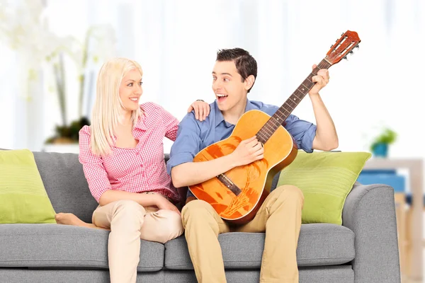 Homem tocando guitarra para sua namorada — Fotografia de Stock