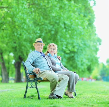 Olgun çift Park'ta poz
