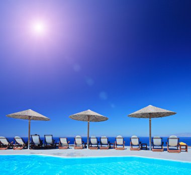 güneşli bir gün havuzda