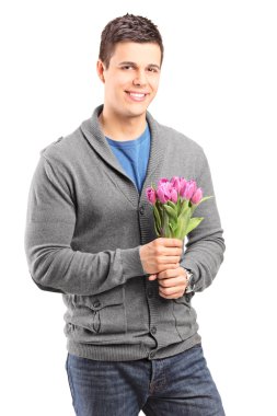 genç adam tutarak çiçekler