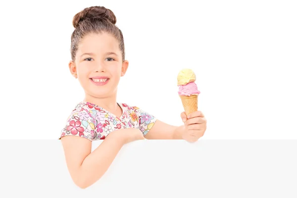 拿着冰淇淋的女孩 — 图库照片