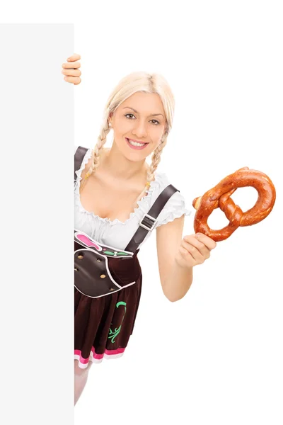 Баварская девушка держит крендель — стоковое фото