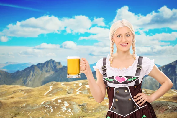 Frau hält Bier in den Bergen — Stockfoto