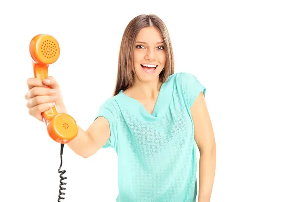 Mulher bonita segurando telefone — Fotografia de Stock