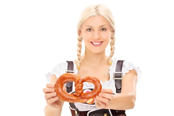 Mulher loira segurando pretzel — Fotografia de Stock
