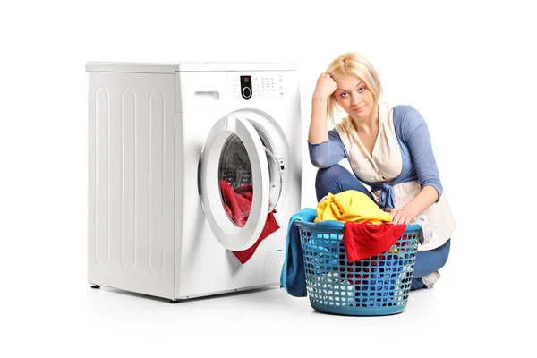 Mulher sentada na máquina de lavar roupa — Fotografia de Stock
