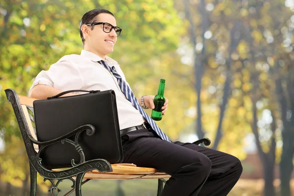 Affärsman i park med öl — Stockfoto