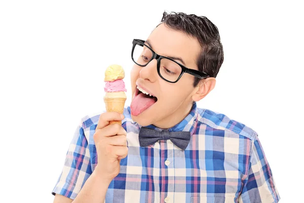 Homem alegre desfrutando de sorvete — Fotografia de Stock