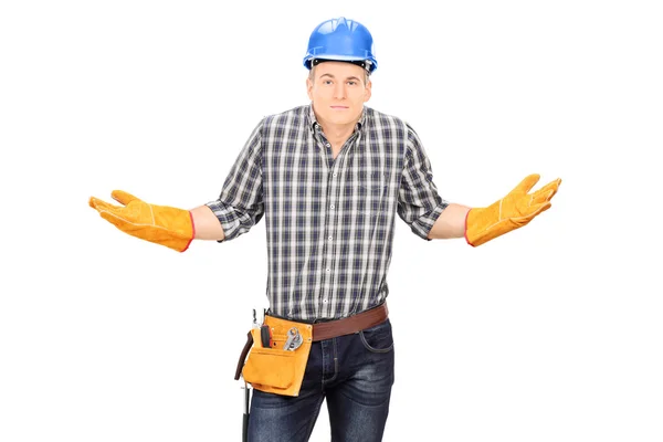 Мужчина-инженер жестом руками — стоковое фото