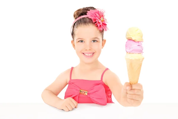 Girl sharing ice cream — Stock Photo, Image