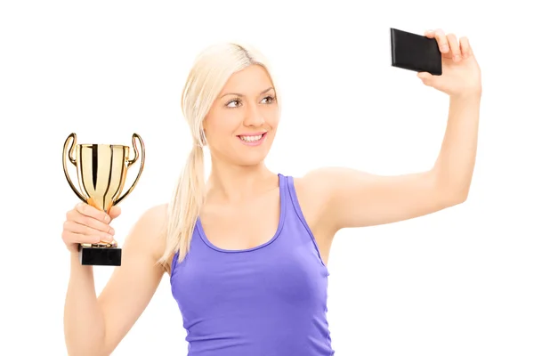 Женщина держит трофей — стоковое фото