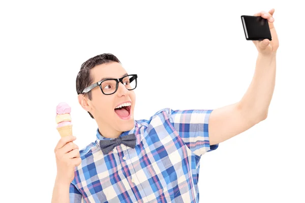 Man holding ice cream — Stock Photo, Image
