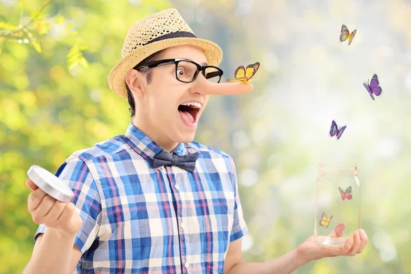 Man releases butterflies from jar — Stock Photo, Image