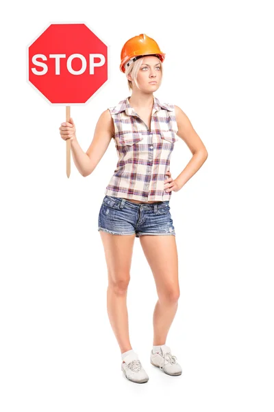 Женщина-работница держит знак "Стоп" — стоковое фото