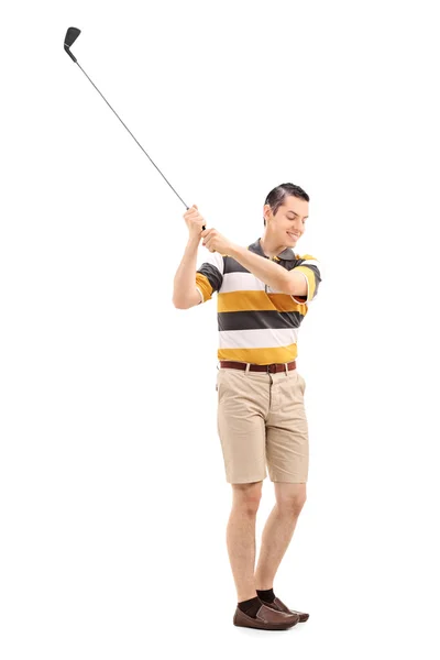 Homem alegre jogando golfe — Fotografia de Stock