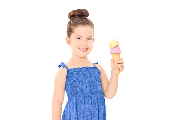 Ragazzina che tiene il gelato — Foto Stock