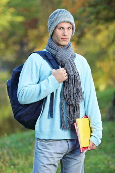 Estudiante masculino sosteniendo libros — Foto de Stock