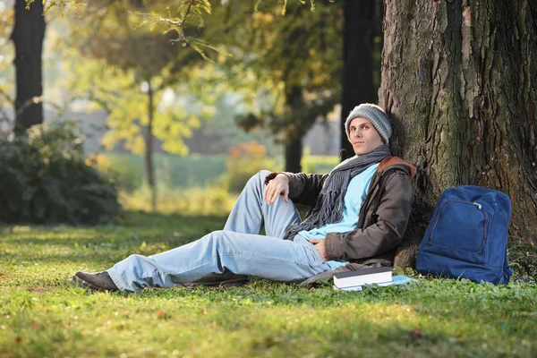 Siswa pria duduk di taman — Stok Foto
