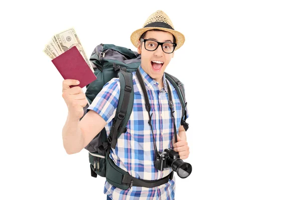 Turista masculino sosteniendo su pasaporte — Foto de Stock