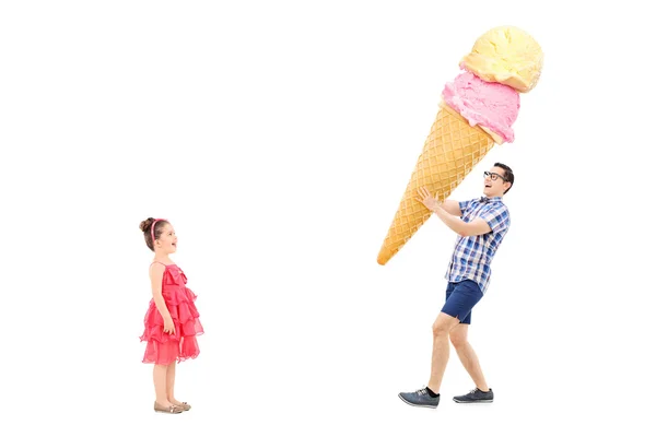 Man bringing huge ice cream — Stock Photo, Image