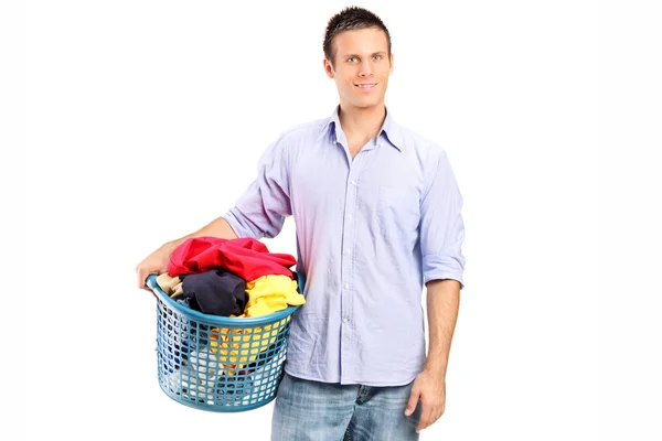 Hombre sosteniendo cesta de lavandería — Foto de Stock