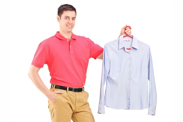 Homem segurando camisa no cabide — Fotografia de Stock