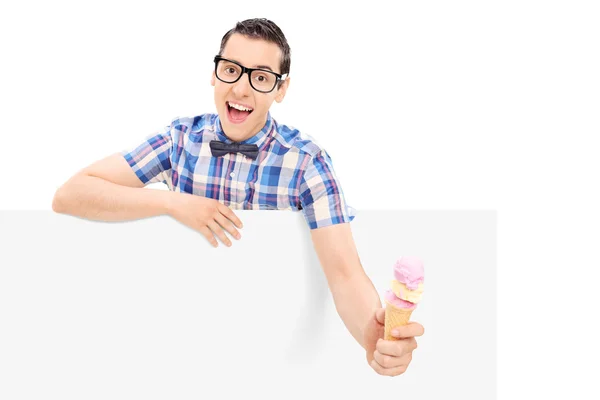 Uomo che tiene il gelato — Foto Stock