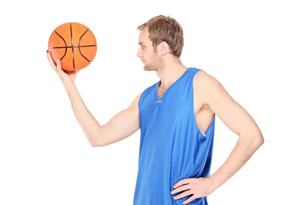 Man looking at basketball — Stock Photo, Image