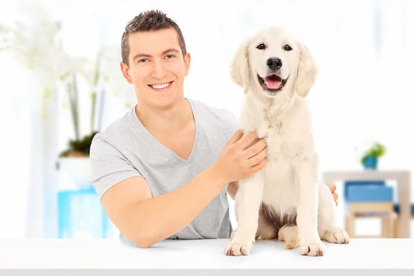 Человек позирует со своей собакой — стоковое фото