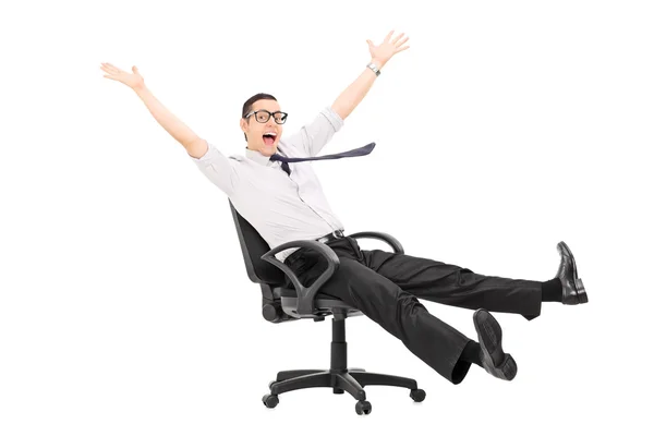 Mann reitet im Bürostuhl — Stockfoto