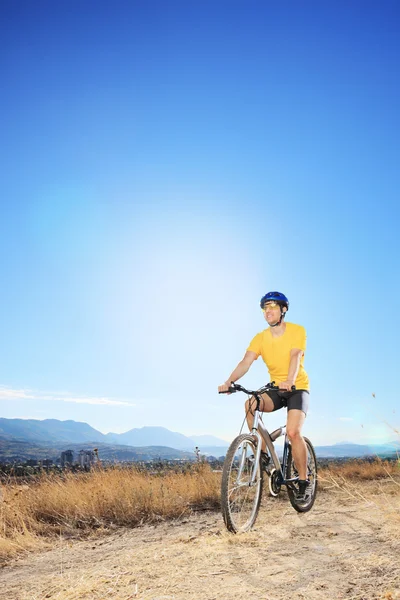 Homem andar de bicicleta no campo — Fotografia de Stock