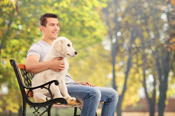 Homme dans le parc avec chien — Photo