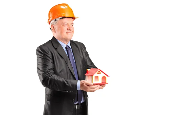 Зрелый архитектор держит макет дома — стоковое фото
