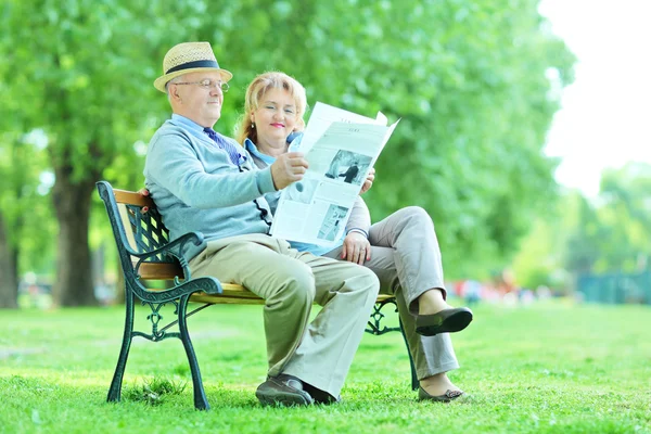 Ώριμο ζευγάρι διαβάζοντας εφημερίδα — Φωτογραφία Αρχείου