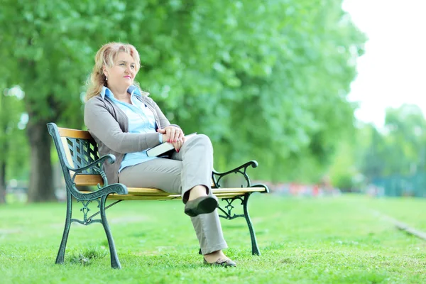 Mogen dam avkopplande i park — Stockfoto