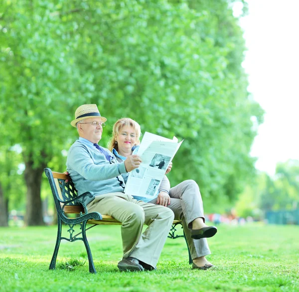 Мужчина и женщина читают новости — стоковое фото